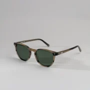 Lentes de sol Montmartre con montura redonda de acetato premium en color carey y cristales verdes polarizados.