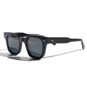 Lentes de sol Versailles con montura rectangular de metal negro y cristales oscuros polarizados.